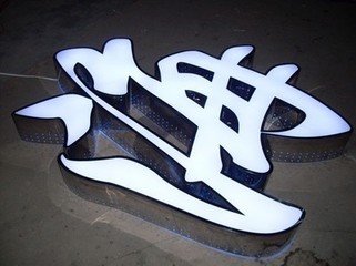 如何才能保持户外广告喷绘画面色彩不变色？